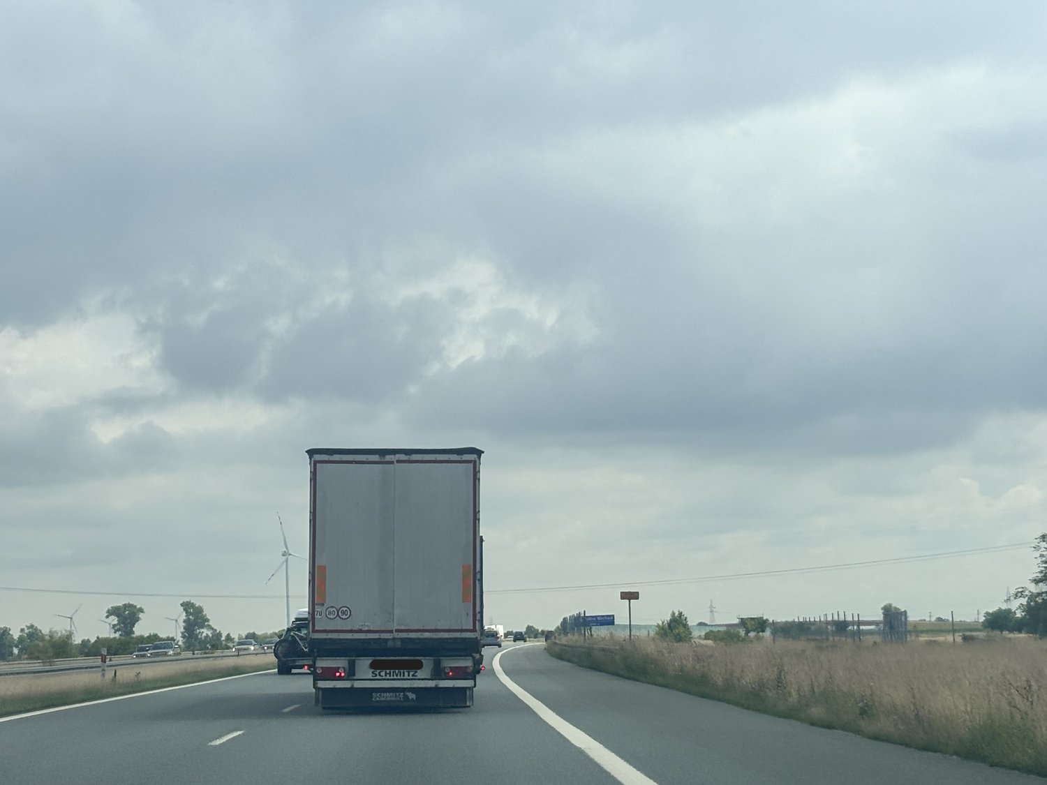 Czy w przedstawionej sytuacji jadąc autostradą samochodem ciężarowym o maksymalnej masie całkowitej powyżej 3,5 t wolno Ci wyprzedzić pojazd samochodowy poruszający się z nieznacznie mniejszą prędkością od Twojej?